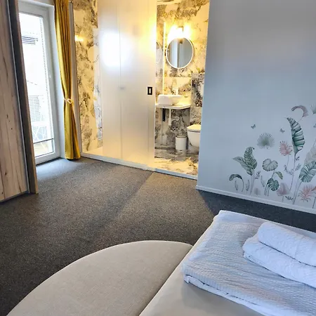 Nočitev z zajtrkom Roompoint 3*
