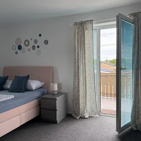 Nočitev z zajtrkom Roompoint 3*
