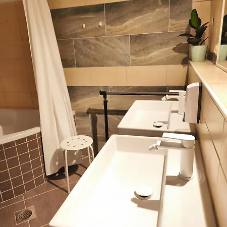 Nočitev z zajtrkom Roompoint 3*