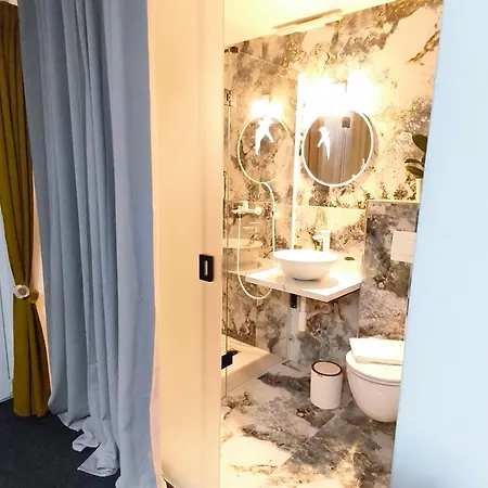 Nočitev z zajtrkom Roompoint 3*